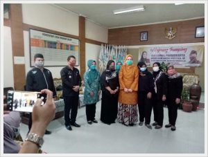 Bupati Purwakarta Lakukan Kunjungan Kerja Dan Serahkan Bantuan Sosial New Normal