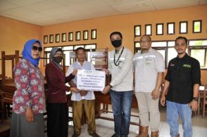PT. IMIP Salurkan Bantuan Mebelair Kepada SDN Kurisa Kecamatan Bahodopi