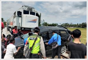 Mobil Xenia Tertabrak Kereta Api, 1Korban Meninggal 6 Luka-luka