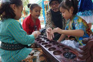 Permainan Dakon Dan Filosofi Yang Terkandung di Dalamnya