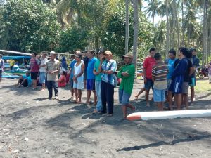 Warga Berkumpul Dipinggir Pantai Tanjung Guna Menanti Kabar