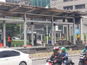 Usai Dirusak Demonstran Halte Trans Jakarta di Kawasan Sudirman Mulai Diperbaiki