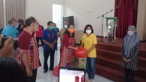Walikota Kupang Serahkan Bantuan Sembako dan Seragam Sekolah