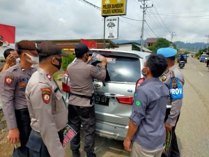 Putus Mata Rantai Covid -19, Kapolsek Bahodopi Pasang Stiker “Ayo Pakai Masker”