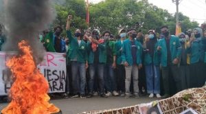 Mahasiswa Demo Jilid 2 , Pemkab Bireuen dan DPRK Bireuen Tandatangan Petisi Tolak UU Cipta Kerja