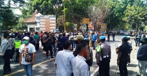 Demo Tolak UU Cipta Kerja di Depan Kantor DPRD Kab Malang Dengan Aksi Damai