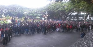 Ribuan Massa Ricuh Demo Tolak UU Cipta Kerja di Kota Malang