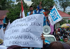 Tuntut UU Omnibus Law Dicabut, Ribuan Buruh Datangi Kantor DPRD Morowali.