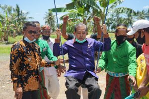 Bupati Sidrap, Sempatkan Coba  Ayunan Raksasa di Acara Pesta Panen di Sidenreng