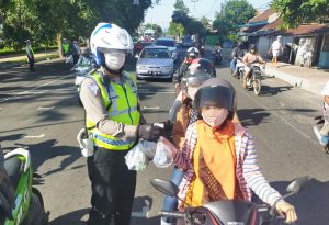 Satlantas Polresta Banyuwangi Serbu Pengguna Jalan Dengan Nasi Bungkus