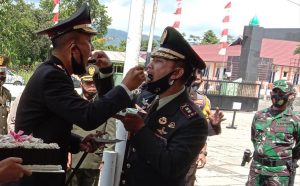 Pemotongan Tumpeng Salah Satu Rangkaian HUT TNI ke 75 Di Morowali.
