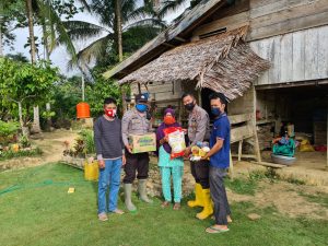 Peduli Kemanusiaan, Kapolsek Bahodopi Bagikan Sembako Kepada Warga Kurang Mampu