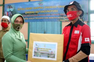 Dukung Pencanangan Satgas Desa Tangkal Covid-19, Ketua Persit KCK PD XII/TPR Beri Bantuan APD