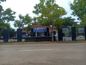Kepala Dinas PUPR Serahkan Bansos Covid-19 Kepada Masyarakat