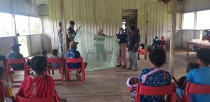 Satgas Pamtas Yonif 312/KH Dampingi Puskesmas Ubrub Sosialisasi Pencegahan Malaria dan Pembagian Kelambu Kepada Warga Perbatasan