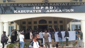 Puluhan Aktifis Datangi DPRD Sarolangun Tuntut Penegakan Perda
