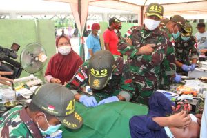 Peringati Maulid Nabi Muhammad SAW 1442 H, Satgas Yonif MR 413 Kostrad Gelar Khitanan Massal