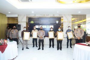 Kabaharkam Wakili Kapolri Serahkan Sertifikat Gold Reward Objek Vital Nasional