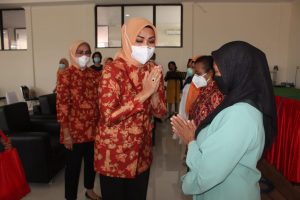 Istri Gubernur Maluku Serahkan Bantuan Tali Kasih Bagi ASN Golongan I Dan II