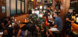 Pembatasan Jam Malam, Satgas Enforce Kerumunan Kodim Badung Sidak Beberapa Tempat Hiburan