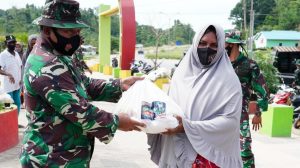 Hari Juang TNI AD Saat COVID 19, Mayjen TNI Andi Sumangerukka Bagikan 6.750 Sembako di Sultra