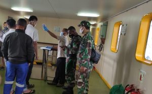 Putus Matarantai Covid-19, Tim Gugus Tugas Kodim 1803/Fakfak Laksanakan Pengamanan dan Pemeriksaan Penumpang KM Sinus 107