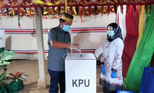 Bupati Soppeng H. Kaswadi Razak Bersama Istri dan Keluarga Gunakan Hak Pilih di TPS 05