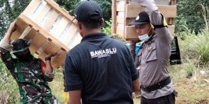Personel Polsek Bahodopi Polres Morowali bersama Personil Koramil 1311-02 Kawal Logistik Pilkada Ke Dusun Terpencil