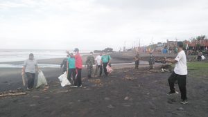 Peduli Lingkungan Kodim Tabanan Bersama Masyarakat Bersihkan Pantai Yeh Gangga