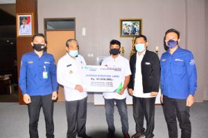 Dollah Mando Serahkan Santunan BPJamsostek ke Ahli waris Almarhum Akbar