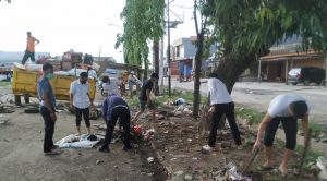 Bapenda Sidrap Bersama Warga Gotong Royong Bersihkan Sampah di Pasar Sentral Rappang