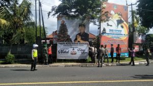 Anggota Koramil 01 Negara Bersama Instansi Terkait Tertibkan Baliho Yang Melanggar Perda