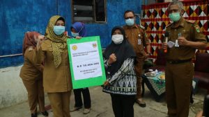 Bupati Serahkan Bantuan 40 Sapi dan Dana 100 Juta Untuk Kelompok Tani dan KWT