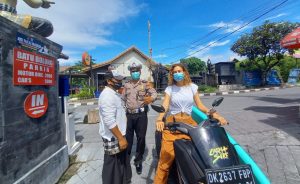 Sat Lantas Polres Badung Himbau Warga Patuhi Prokes di Pantai Batu Bolong