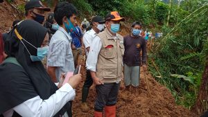 Wabup Tanggamu Tinjau Lokasi Longsor dan Banjir di Kecamatan Bulok