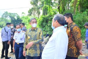 Dollah Mando dan Amran Mahmud Tinjau Jalan Penghubung Sidrap-Wajo