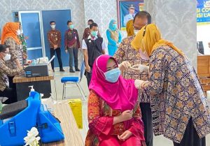 Bupati Tanggamus Menerima Vaksinasi Perdana di Lampung