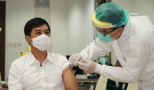 Wamenkes Bersama 25 Tenaga Kesehatan di RSCM Disuntik Vaksin COVID-19