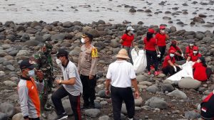 Anggota Koramil 1617-04 Pekutatan Gelar Karya Bakti Bersama Masyarakat Pasca Banjir Bandang