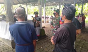 Sinergi Dengan Aparat Terkait, Babinsa 1617-02 Mendoyo Himbau Warga Patuhi Prokes Saat Upacara Ngaben