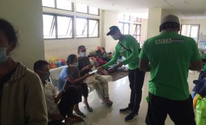 Yayasan Harta Hanya Titipan Jenguk Balita Tersiram Air Panas di Selat