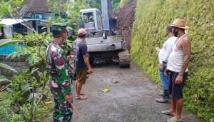 Longsor Tutup Akses Jalan Warga, Kodim Tabanan Turun Tangan