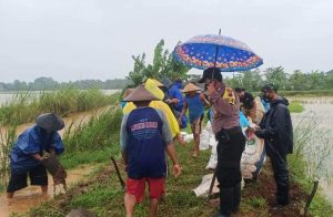 Dua Aparat Kewilayahan Bantu Perbaiki Tanggul Jebol