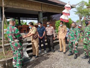 Konsisten Lawan Covid-19, Kembali Kodim Jembrana Serahkan Bantuan Wastafel di Tempat Fasilitas Umum