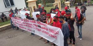 Aksi Unjuk Rasa Mahasiswa Welyhata di Kantor DPRD Maluku Memprotes  CV. SBM.