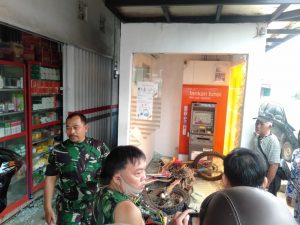 2 Motor Trail menyungsep ke tempat ATM di Baturaja.