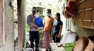 Ringankan Beban Warga Terdampak Bencana, Kapolsek Sidemen Ulurkan Paket Sembako 