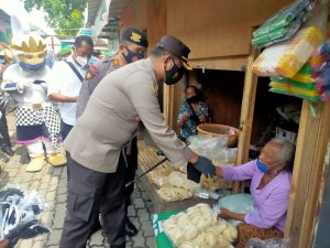 Cegah Covid-19, Personel Gabungan Polres Klaten dan Kodim 0723 Bagikan Masker ke Warga