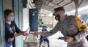 Cegah Covid-19, Polres Klaten dan Kodim 0723/Klaten Bagikan Masker ke Masyarakat