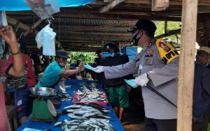 Kapolres Morowali Utara bagikan Masker Gratis kepada Masyarakat